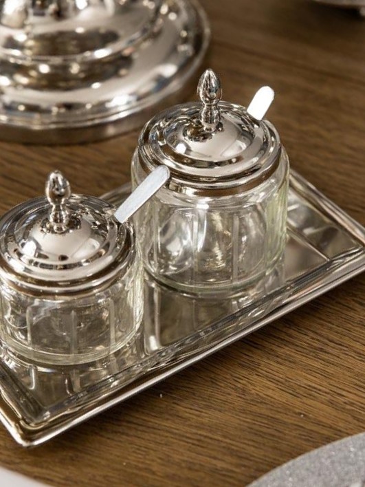 CUKIERNICZKI-dwa-pojemniki-na-tacy-z-lyzeczkami2-e1711362407614 CUKIERNICZKI-dwa-pojemniki-na-tacy-z-lyzeczkami