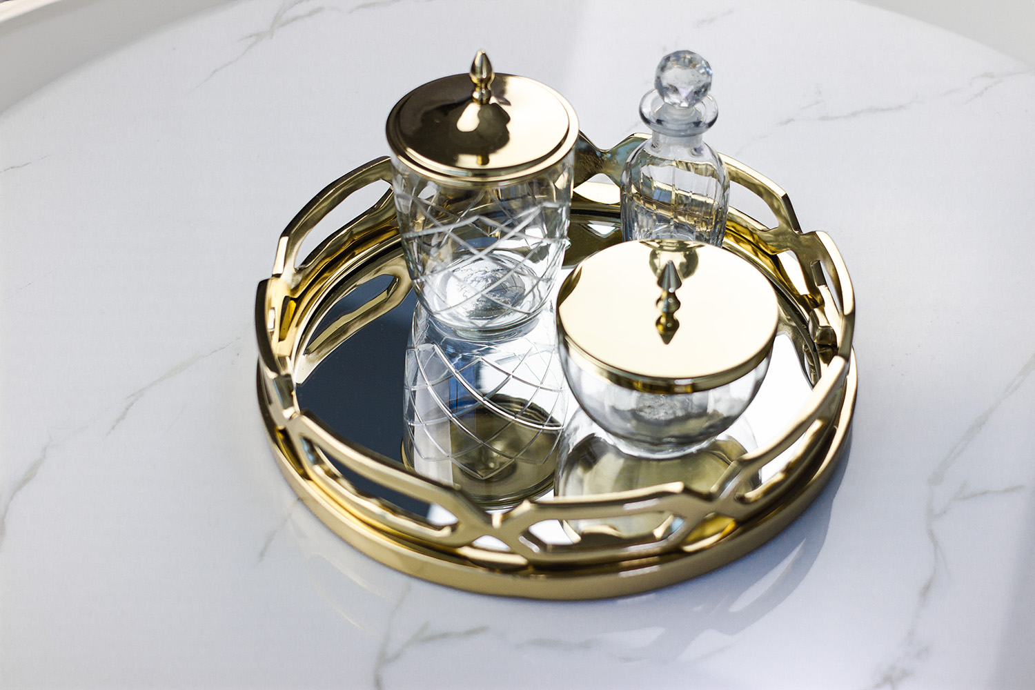 zlota-taca-z-lustrzanym-dnem-okragla-elegancka-dekoracyjna-styl-glamour-1 zlota-taca-z-lustrzanym-dnem-okragla-elegancka-dekoracyjna-styl-glamour