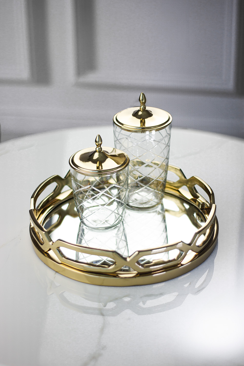 zlota-taca-z-lustrzanym-dnem-okragla-elegancka-dekoracyjna-styl-glamour-3 zlota-taca-z-lustrzanym-dnem-okragla-elegancka-dekoracyjna-styl-glamour