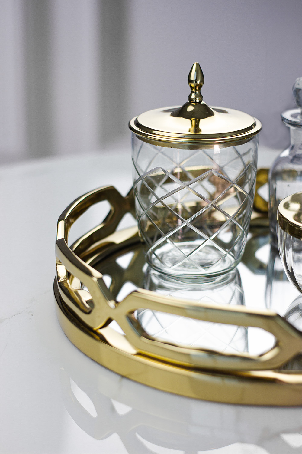 zlota-taca-z-lustrzanym-dnem-okragla-elegancka-dekoracyjna-styl-glamour zlota-taca-z-lustrzanym-dnem-okragla-elegancka-dekoracyjna-styl-glamour