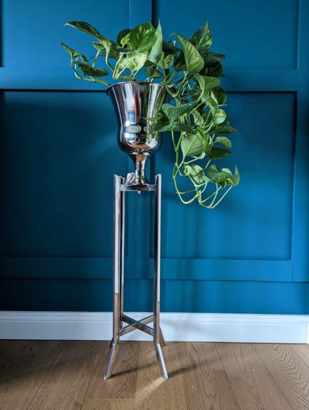 WAZON-AMELIA-srebrny-metalowy-na-podstawie-styl-klasyczny WAZON-AMELIA-srebrny-metalowy-na-podstawie-styl-klasyczny