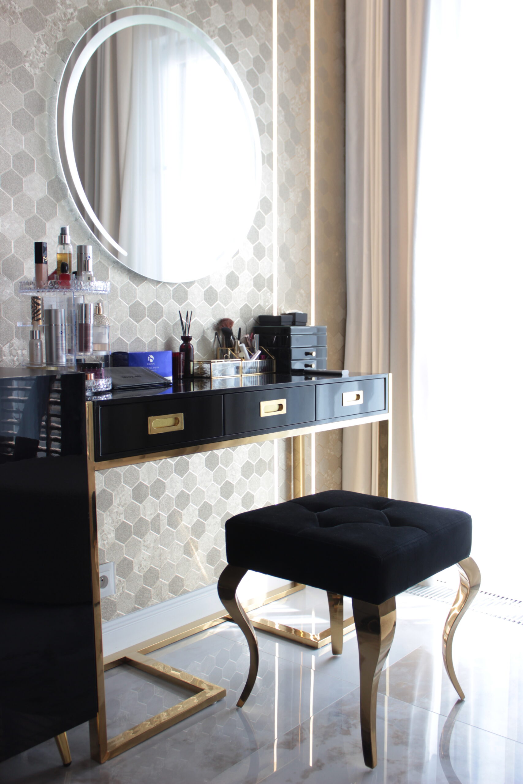 KONSOLA Espiro prostokątna czarny blat złote wykończenie styl glamour, klasyczna KONSOLA Espiro prostokątna czarny blat złote wykończenie styl glamour, klasyczna