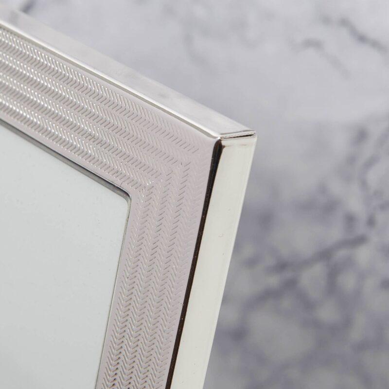 RAMKA NA ZDJĘCIE srebrna z wzorem w jodełkę 10x15 cm2