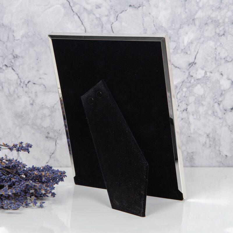 RAMKA NA ZDJĘCIE srebrna z wzorem w jodełkę 10x15 cm3