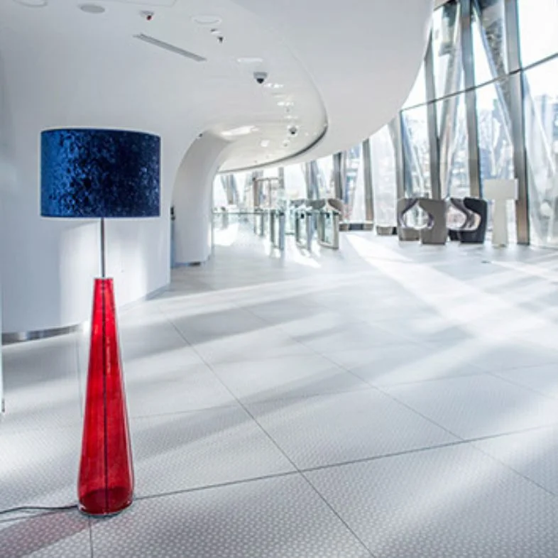 LAMPA-PODLOGOWA-4concepts-Berlin-Czerwona-50×35-cm-Piekna-szklana-podstawa-granatowy-abazur-polyskujacy LAMPA-PODLOGOWA-4concepts-Berlin-Czerwona-50×35-cm-Piekna-szklana-podstawa-granatowy-abazur-polyskujacy