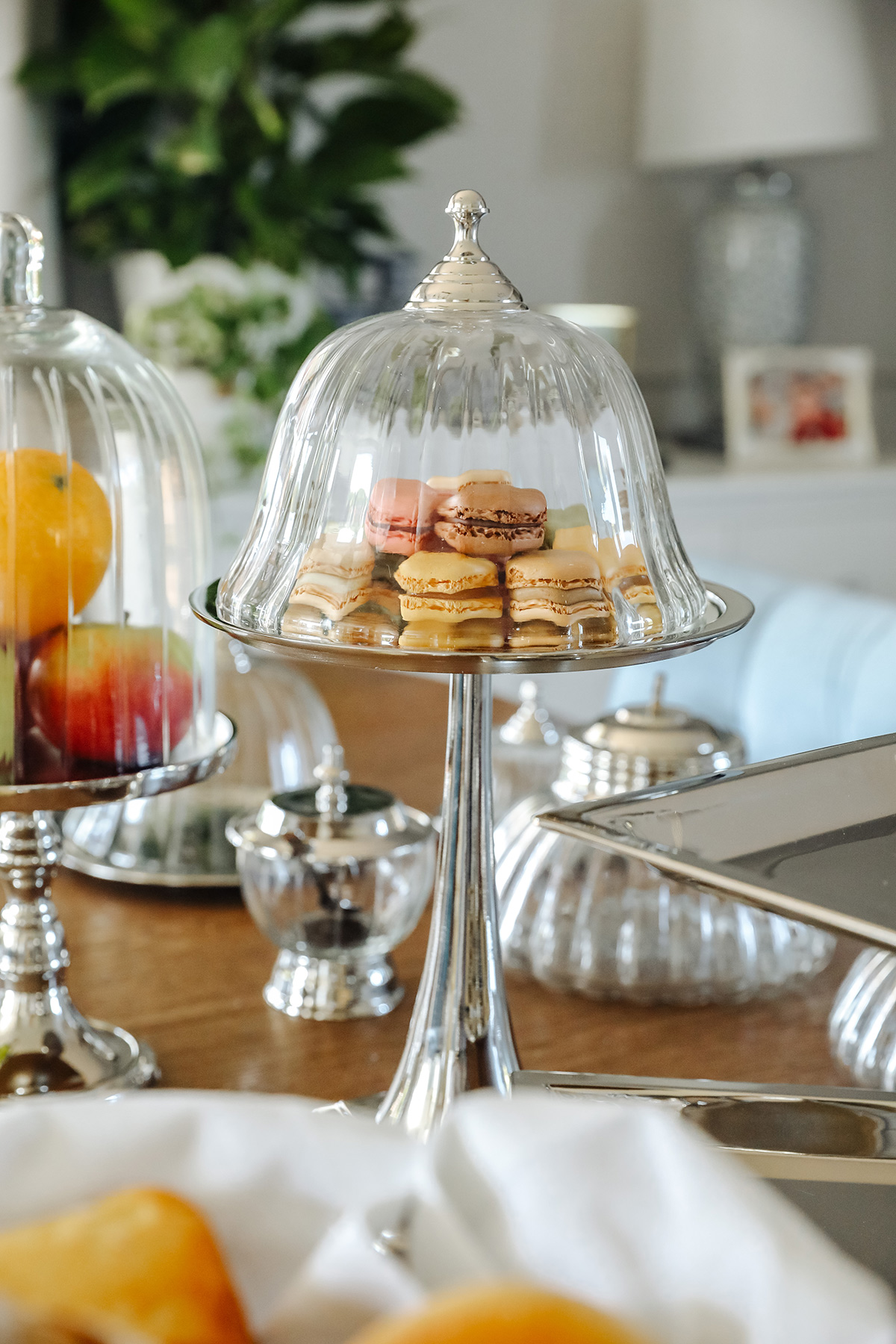 PATERA na srebrnej nóżce, ze szklaną osłonką PATERA na srebrnej nóżce, ze szklaną osłonką