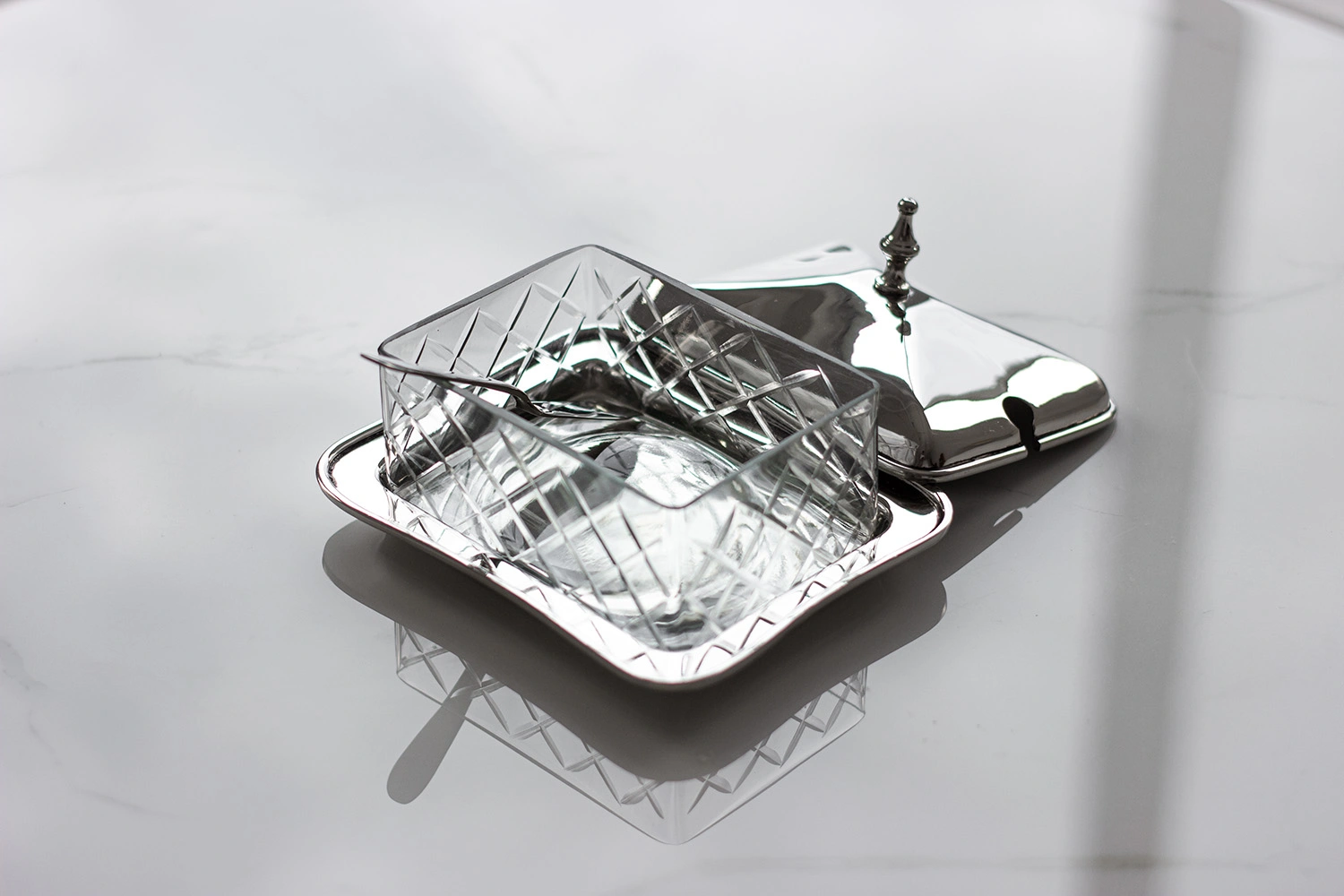 SZKLANA MASELNICZKA na niklowanej tacy, prostokątna, ekskluzywna