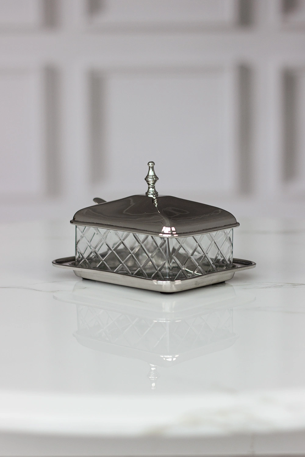 SZKLANA MASELNICZKA na niklowanej tacy, prostokątna