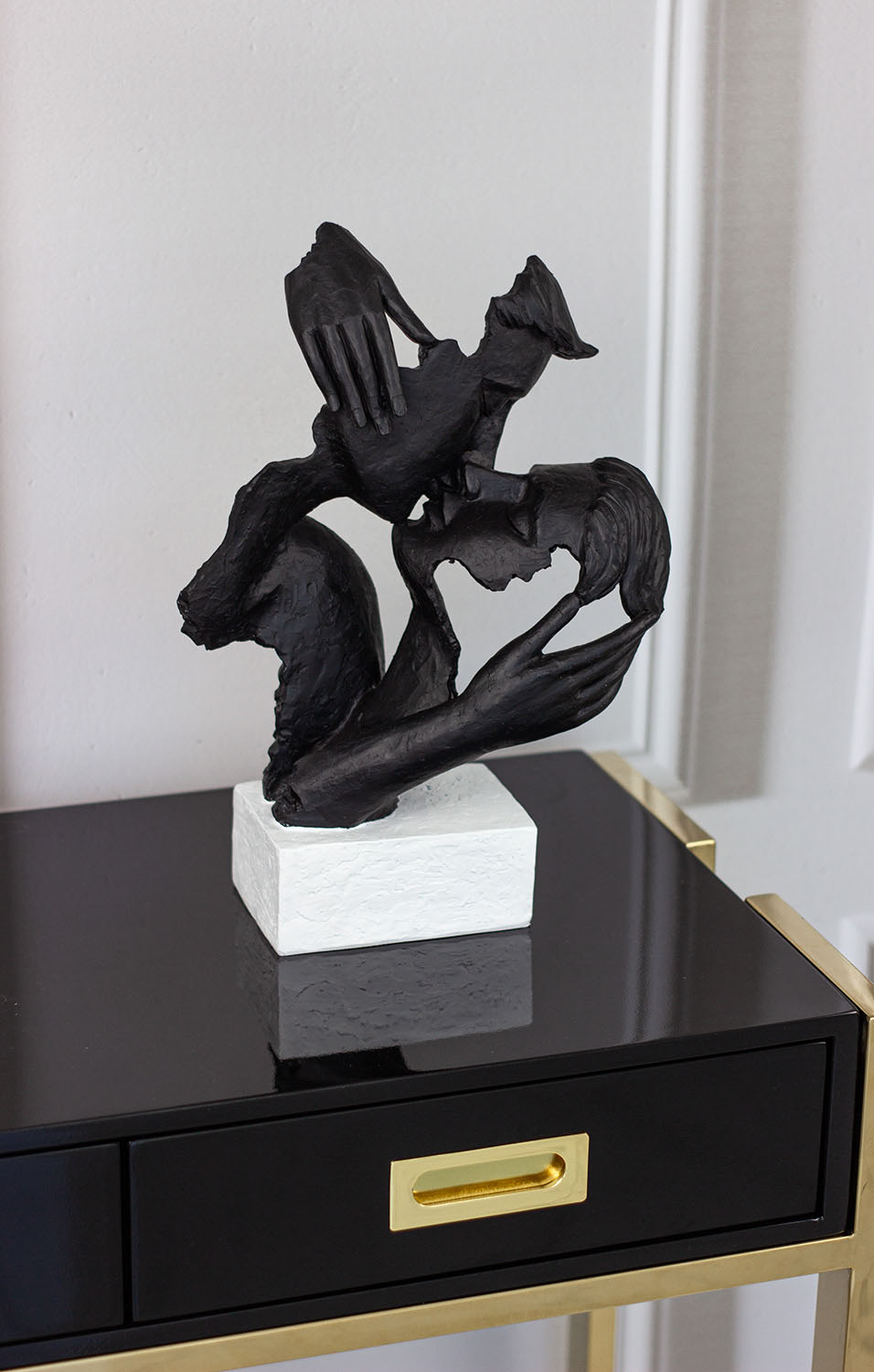 FIGURKA DEKORACYJNA pocałunek pary, czarna, biała podstawa FIGURKA DEKORACYJNA pocałunek pary, czarna, biała podstawa