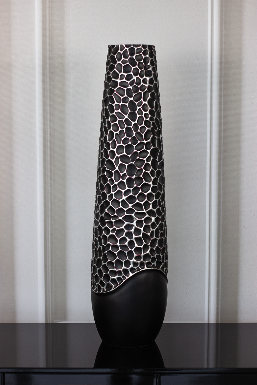 WAZON DEKORACYJNY czarny, oryginalny kształt, 61 cm, ekskluzywny