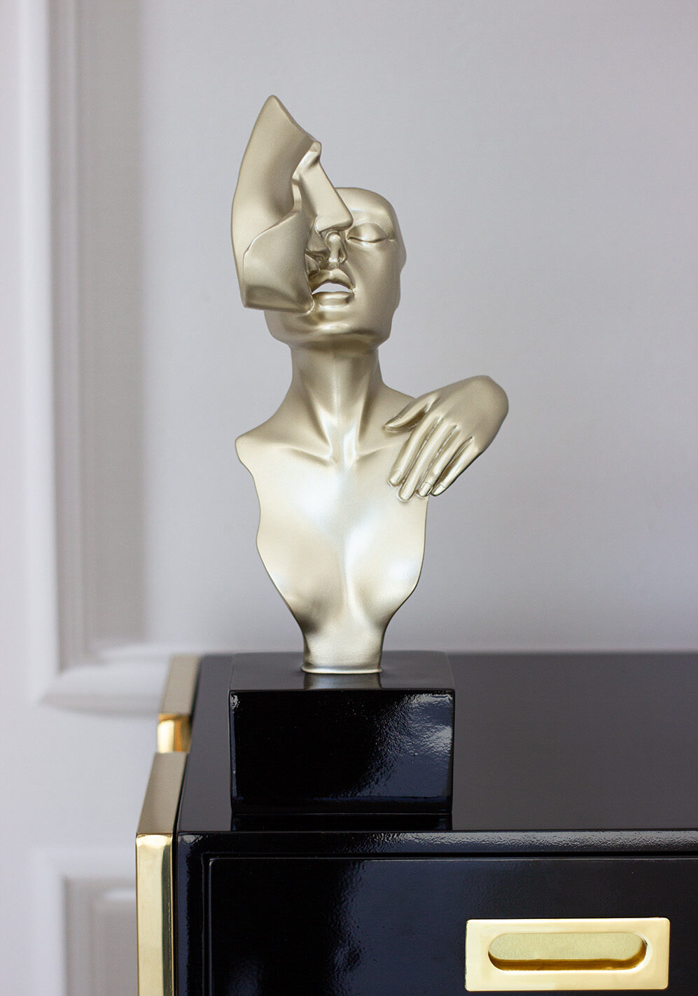 figurka-dekoracyjna-pocalunek-pary-zlota-czarna-podstawa-oryginalna-1 figurka-dekoracyjna-pocalunek-pary-zlota-czarna-podstawa-oryginalna