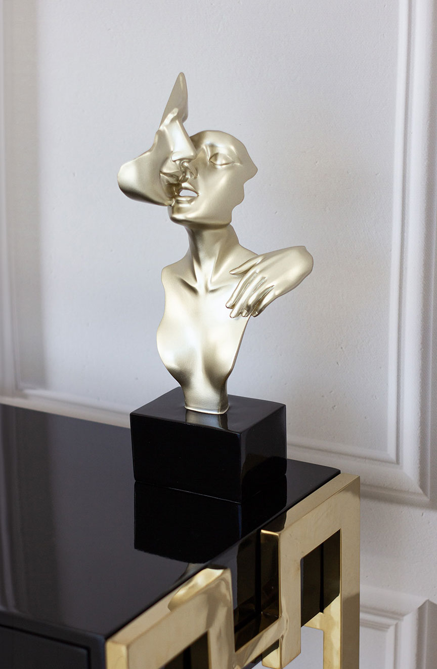 figurka-dekoracyjna-pocalunek-pary-zlota-czarna-podstawa-oryginalna-2