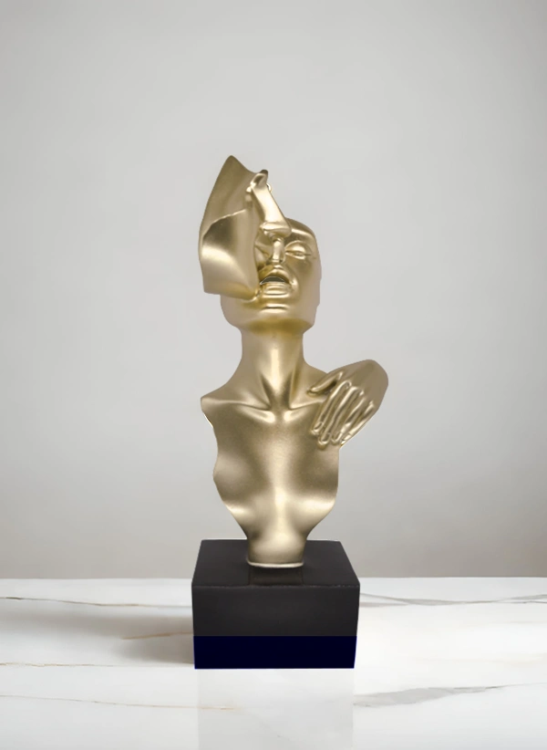 figurka-dekoracyjna-pocalunek-pary-zlota-czarna-podstawa-oryginalna figurka-dekoracyjna-zlota-rzezba-czarna-podstawa-pocalunek