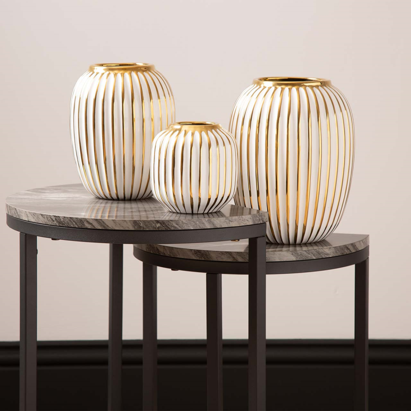 wazon-dekoracyjny-bialo-zloty-styl-glamour-24,5-cm-kompozycja