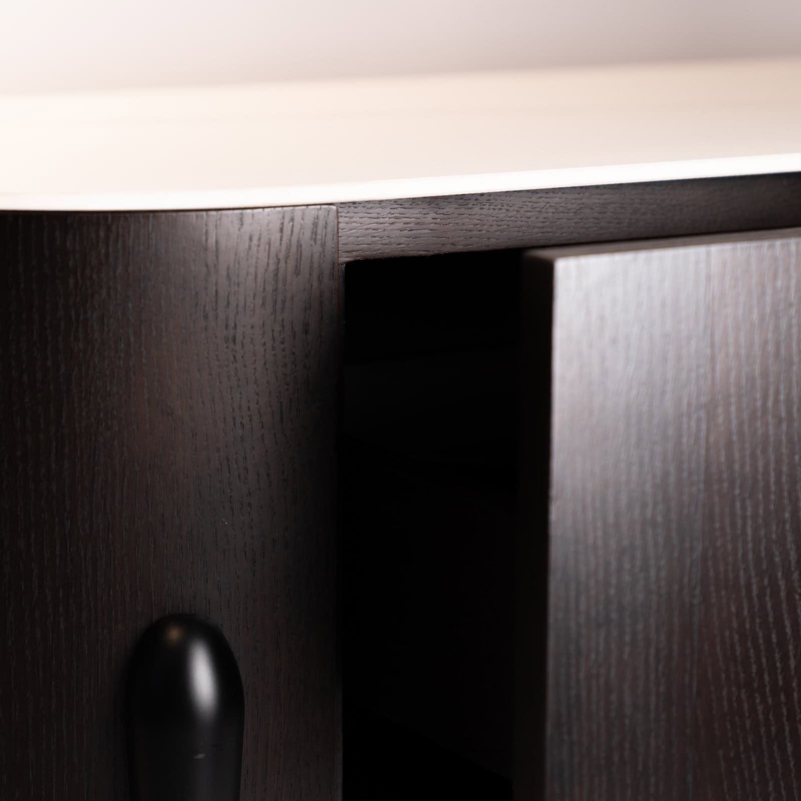 SZAFKA RTV Lua Nero czarna, czarne nóżki, ceramiczny, biały blat, nowoczesna-2 SZAFKA RTV Lua Nero czarna, czarne nóżki, ceramiczny, biały blat, nowoczesna-2