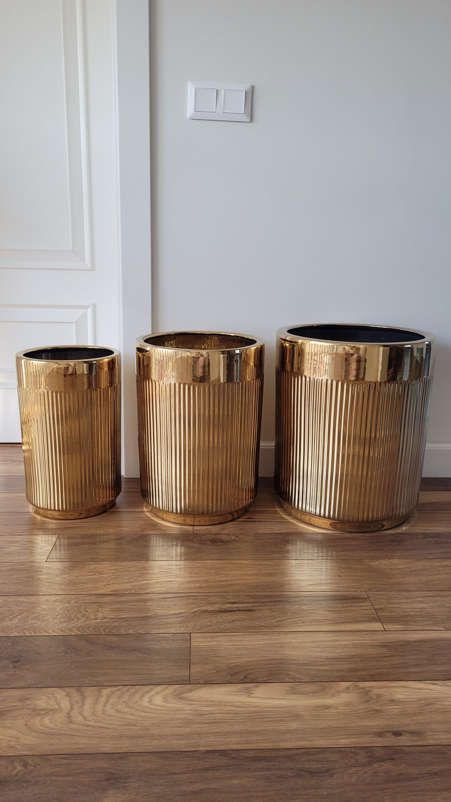 20240423_165432 zestaw-trzech-donic-zlote-prazkowane-zdobienie-duze-poluskujaca-powierzchnia