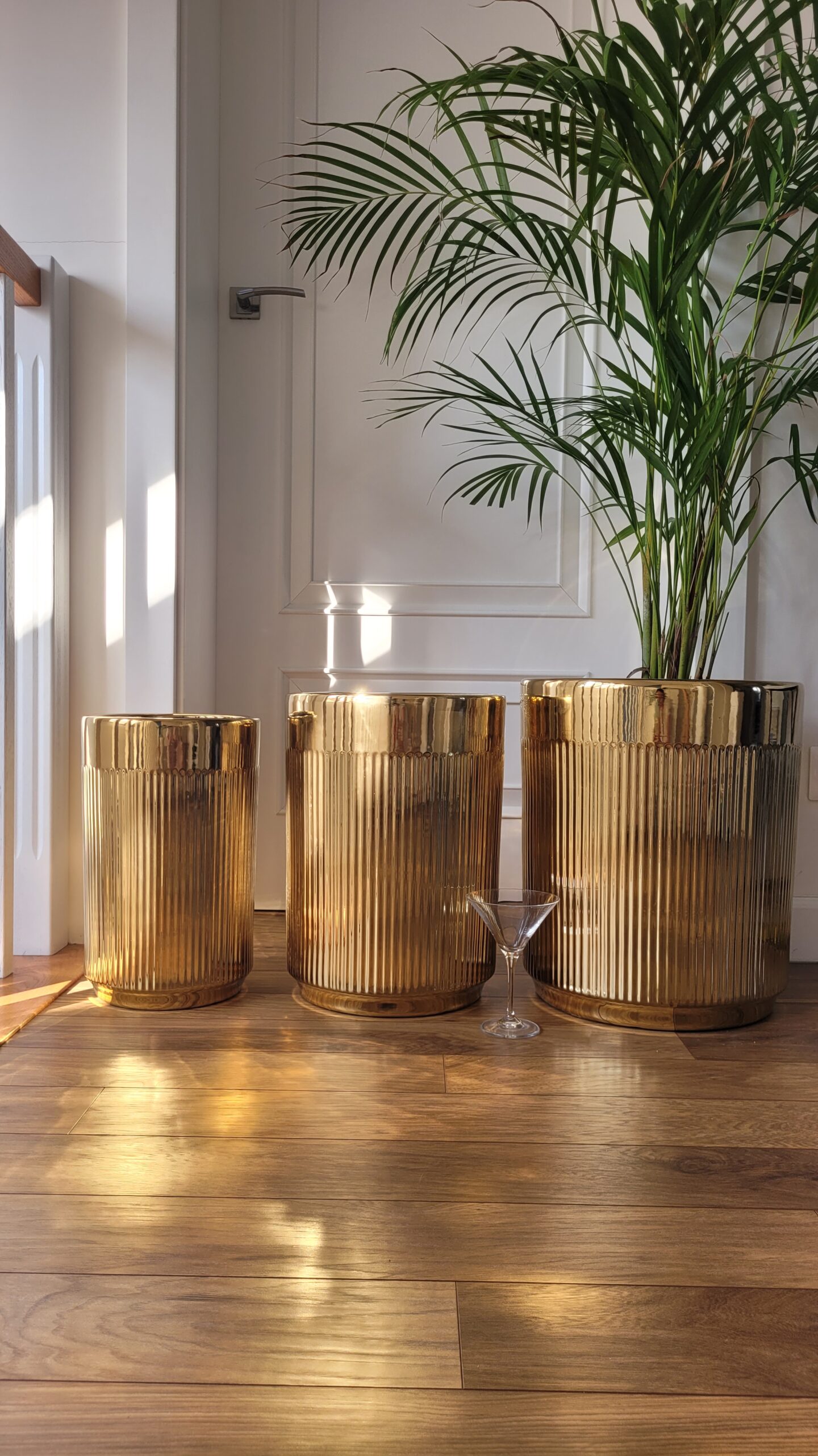 20240423_172401 zestaw-trzech-donic-zlote-prazkowane-zdobienie-duze-poluskujaca-powierzchnia