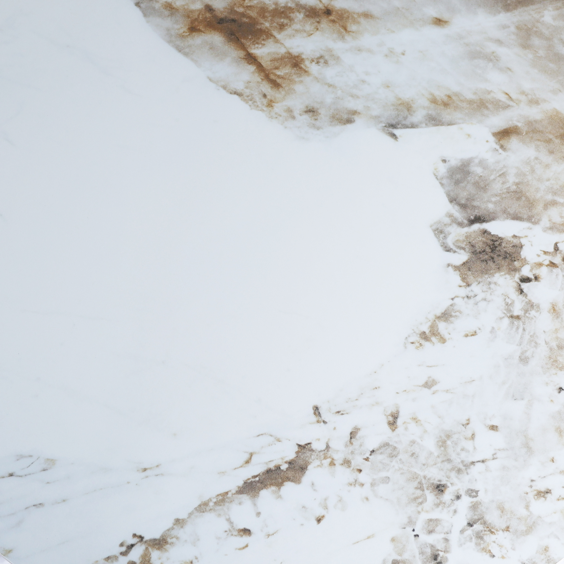 Modig-M60-zestaw-stolikow-kawowych-2-w-1-geometryczne-podstawy-bialo-zlote-blaty-okragle-zlota-stal-nierdzewna-nowoczesne-blat zestaw-stolikow-kawowych-2-w-1-geometryczne-podstawy-bialo-zlote-blaty-okragle-zlota-stal-nierdzewna-nowoczesne-aranzacja