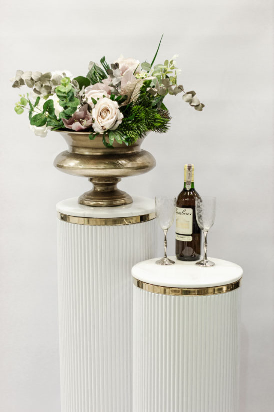 stojak-na-kwiaty-podstawka-bialy-zlote-elementy-wysoki-styl glamour- stojak-na-kwiaty-podstawka-bialy-zlote-elementy-wysoki-styl glamour-