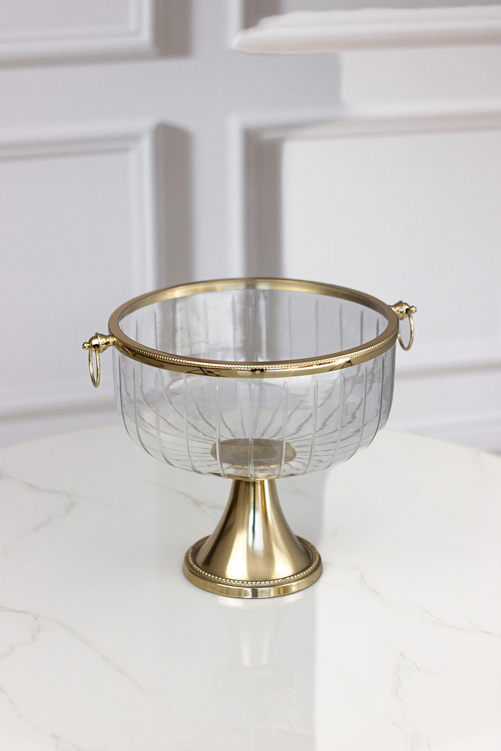 patera-dekoracyjna-szklana-zlota-nozka-zlote-elementy-elegancka-klasyczny-styl-dekoracyjne-uchwyty-1 patera-dekoracyjna-szklana-zlota-nozka-zlote-elementy-elegancka-klasyczny-styl-dekoracyjne-uchwyty