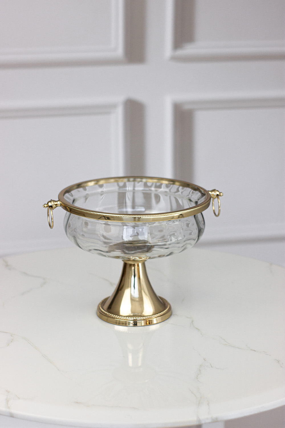patera-na-zlotej-nozce-dekoracyjna-szklana-metalowe-zlote-elementy-dekoracyjne-uchwyty-klasyczny-styl patera-na-zlotej-nozce-dekoracyjna-szklana-metalowe-zlote-elementy-dekoracyjne-uchwyty-klasyczny-styl