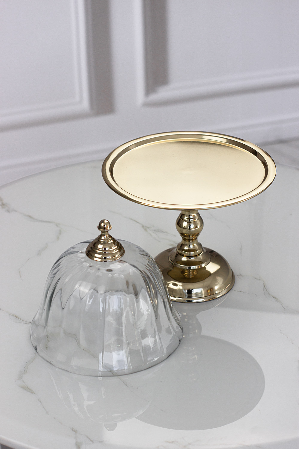 patera-zlota-na-nozce-ze-szklana-oslonka-elegancka-klasyczny-styl-