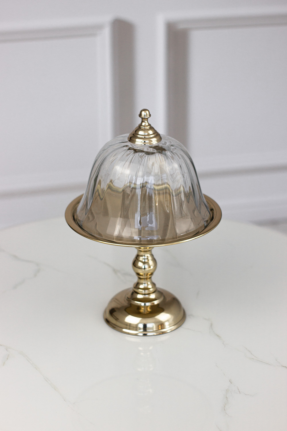 patera-zlota-na-nozce-ze-szklana-oslonka-elegancka-klasyczny-styl