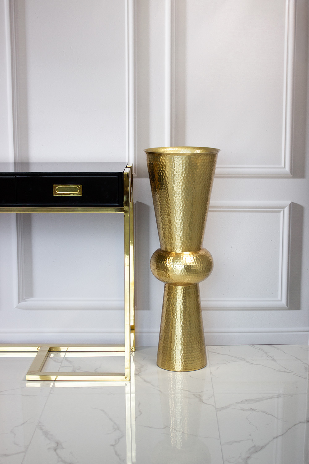 wazon-dekoracyjny-zloty-oryginany-ksztalt-piaskowana-powierzchnia-elegancki