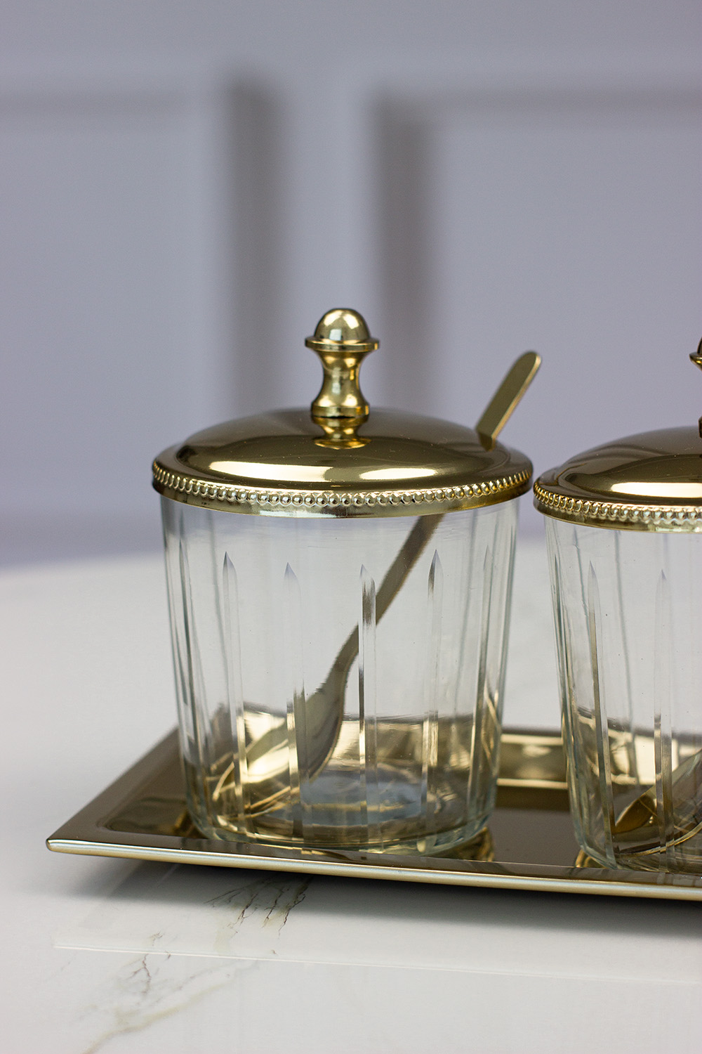 zestaw-dwoch-cukierniczek-na-tacy-z-lyzeczkami-i-pokrywkami-zlote-szklane-metalowe zestaw-dwoch-cukierniczek-na-tacy-z-lyzeczkami-i-pokrywkami-zlote-szklane-metalowe