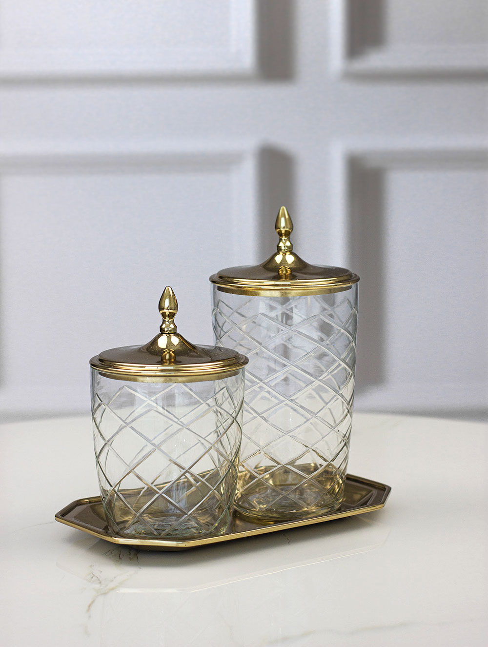 zestaw-dwoch-pojemnikow-na-tacy-zlote-pokrywki-z-dekoracyjnymi-uchwytami-szklane-pojemniki-klasyczny-styl-