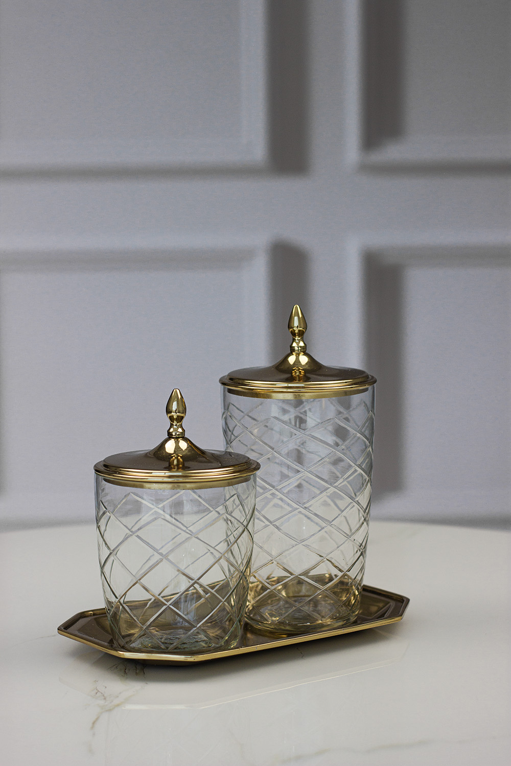 zestaw-dwoch-pojemnikow-na-tacy-zlote-pokrywki-z-dekoracyjnymi-uchwytami-szklane-pojemniki-klasyczny-styl zestaw-dwoch-pojemnikow-na-tacy-zlote-pokrywki-z-dekoracyjnymi-uchwytami-szklane-pojemniki-klasyczny-styl