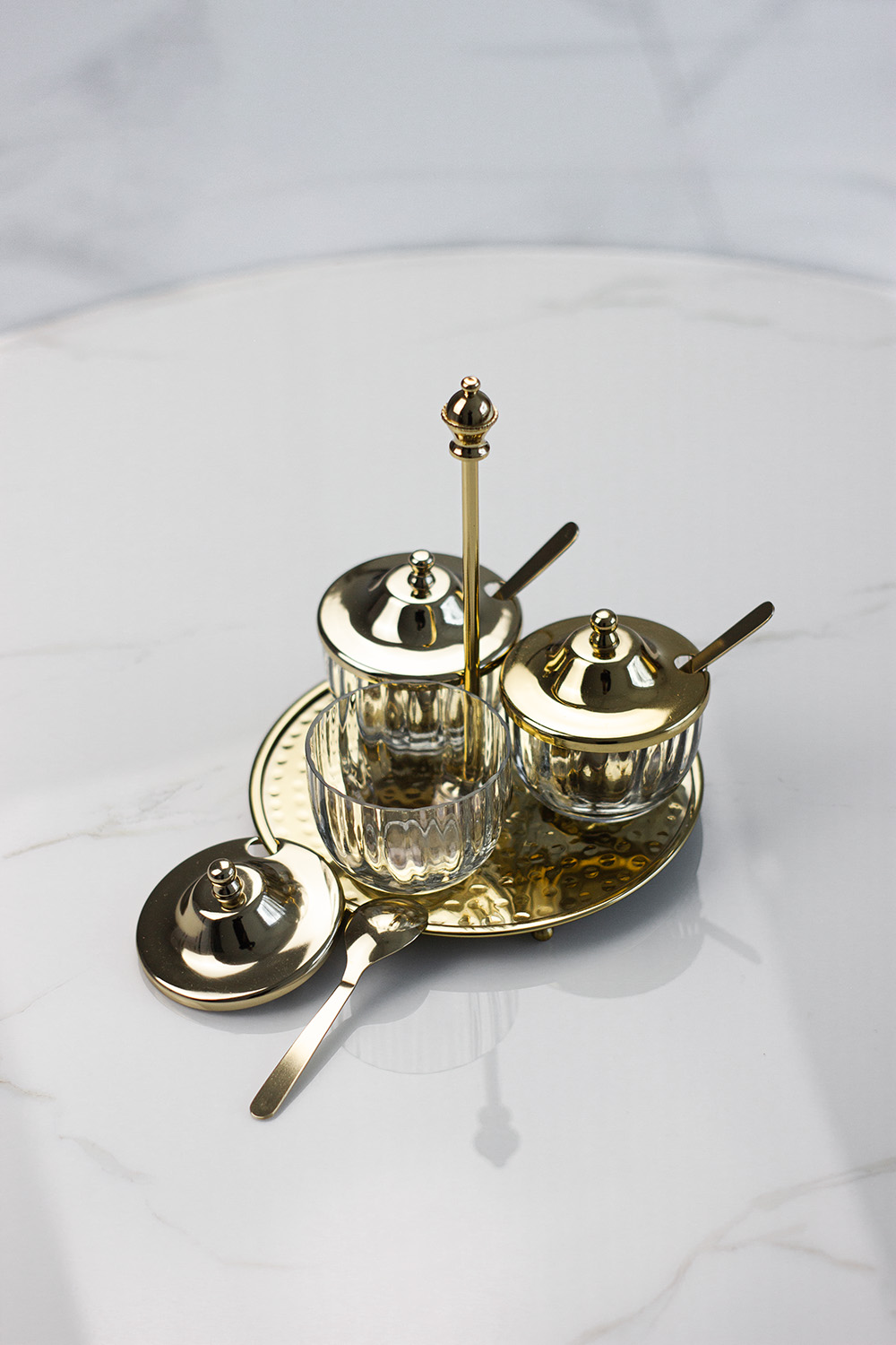 zestaw-trzech-pojemnikow-cukierniczek-szklane-zlote-pokrywki-lyzeczki-zlota-okragla-tacka-klasyczny-styl-elegancki-