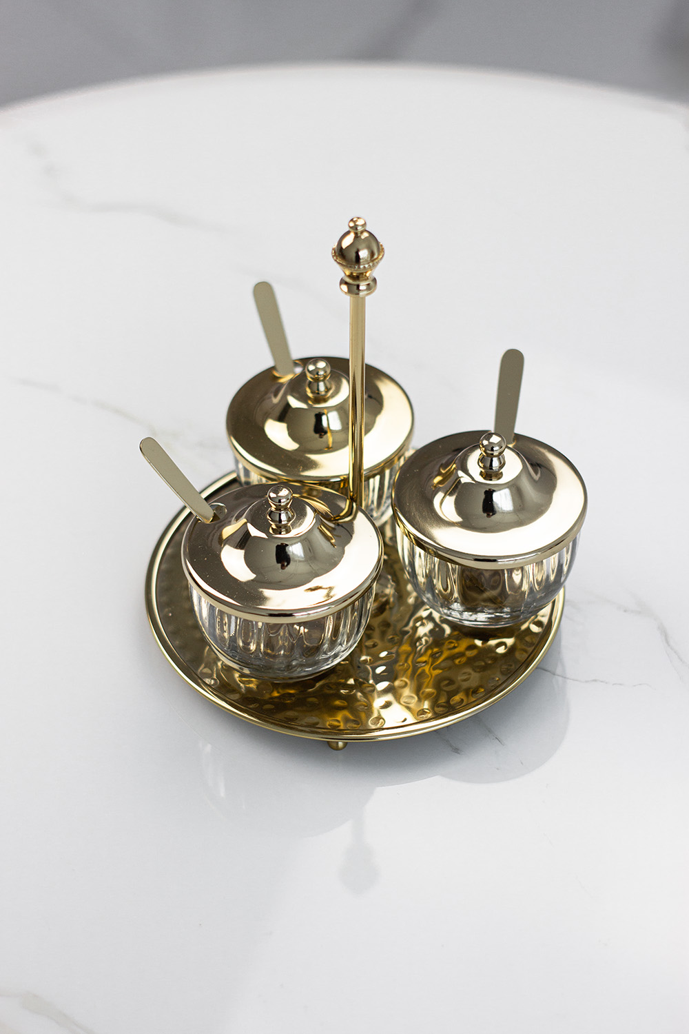 zestaw-trzech-pojemnikow-cukierniczek-szklane-zlote-pokrywki-lyzeczki-zlota-okragla-tacka-klasyczny-styl-elegancki