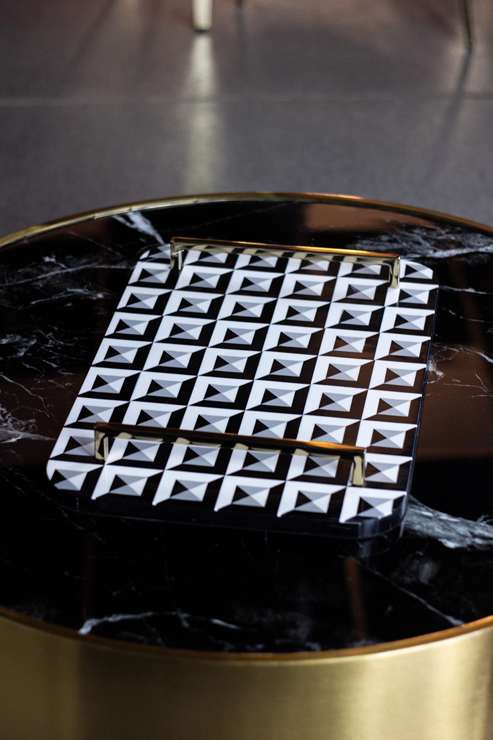 TACA dekoracyjna, prostokątna z żywicy, geometryczny wzór, złote uchwyty TACA dekoracyjna, prostokątna z żywicy, geometryczny wzór, złote uchwyty