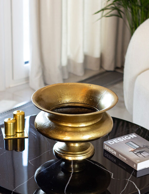 WAZON metalowy, mosiężny kolor, klasyczny kształt, styl glamour, wyjątkowy WAZON metalowy, mosiężny kolor, klasyczny kształt, styl glamour, wyjątkowy