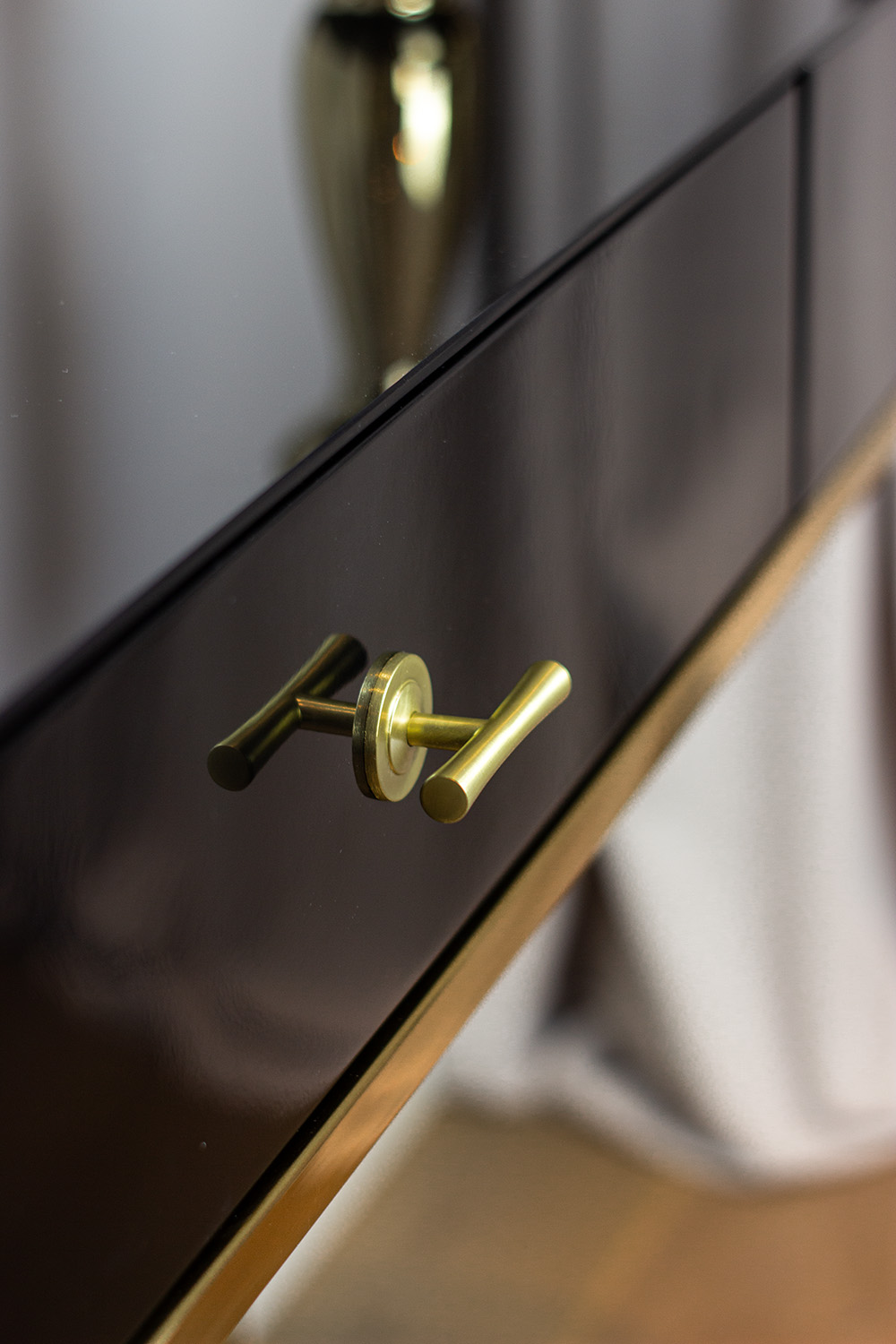 KONSOLA z jedną szufladą, złoty stelaż, czarny korpus w wysokim połysku, styl glamour, na korytarz KONSOLA z jedną szufladą, złoty stelaż, czarny korpus w wysokim połysku, styl glamour, na korytarz