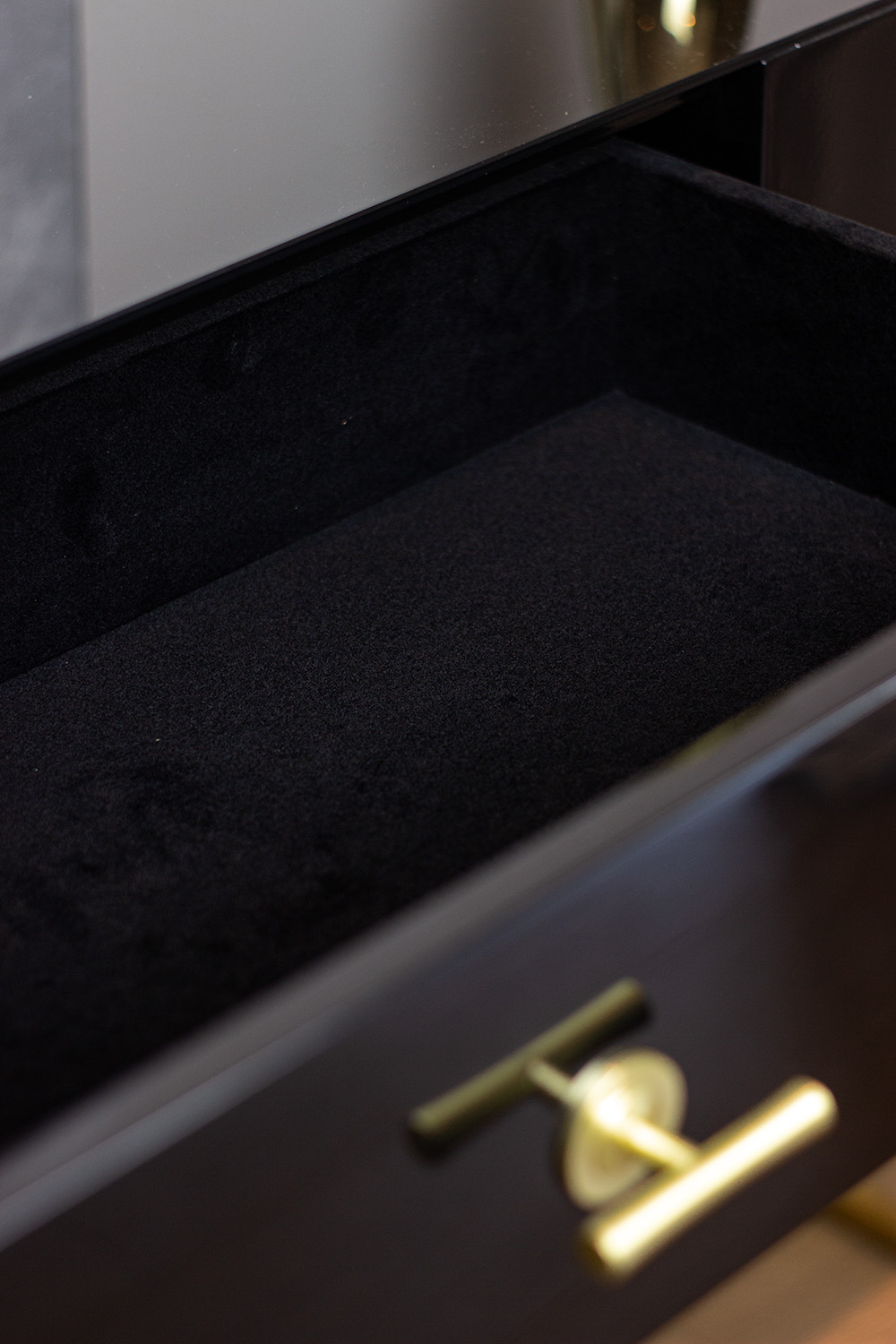 KONSOLA z jedną szufladą, złoty stelaż, czarny korpus w wysokim połysku, styl glamour, wyjątkowa KONSOLA z jedną szufladą, złoty stelaż, czarny korpus w wysokim połysku, styl glamour, wyjątkowa