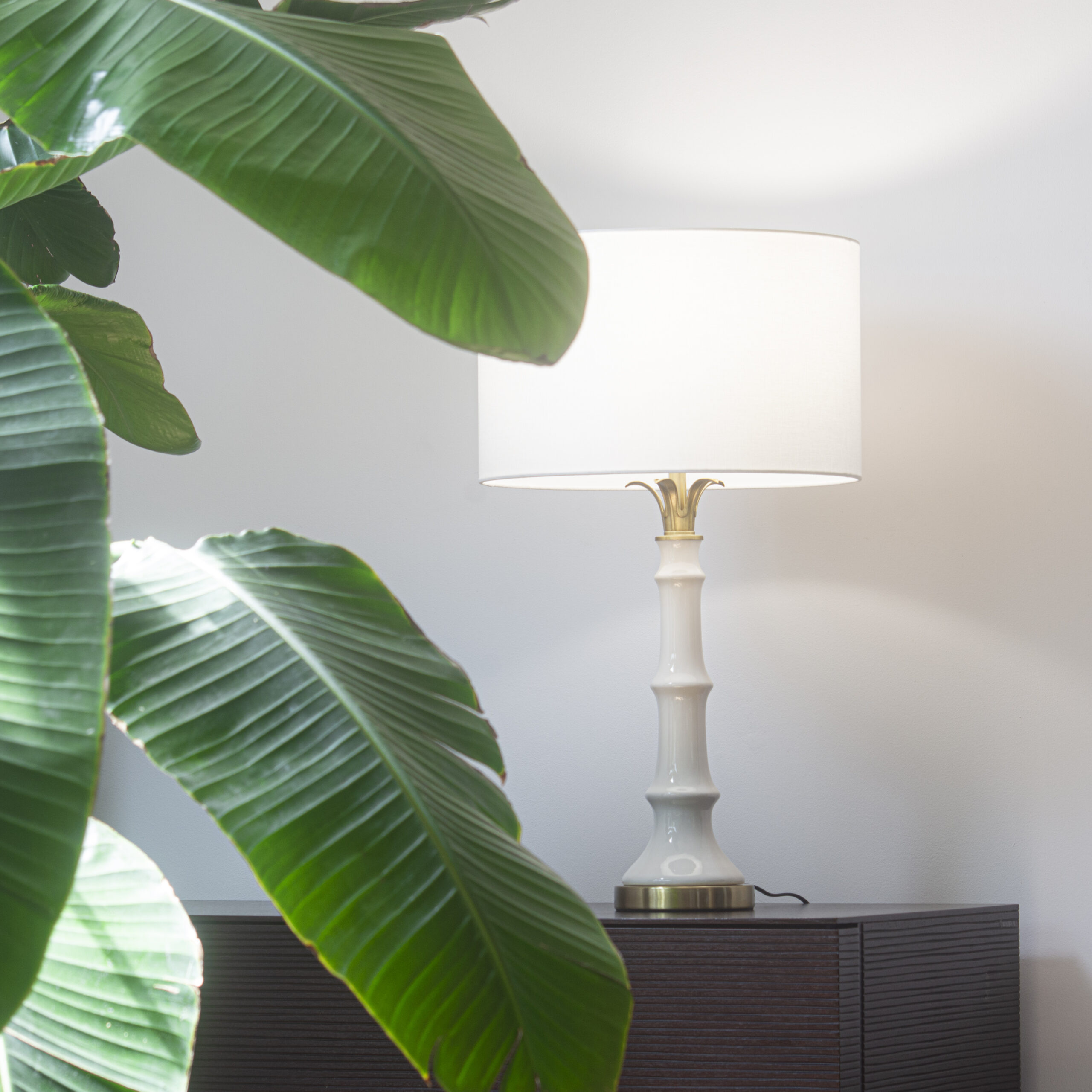 LAMPA STOŁOWA Loboc ceramiczna, biała podstawa, mosiężne, metalowe detale, stylowa LAMPA STOŁOWA Loboc ceramiczna, biała podstawa, mosiężne, metalowe detale, stylowa
