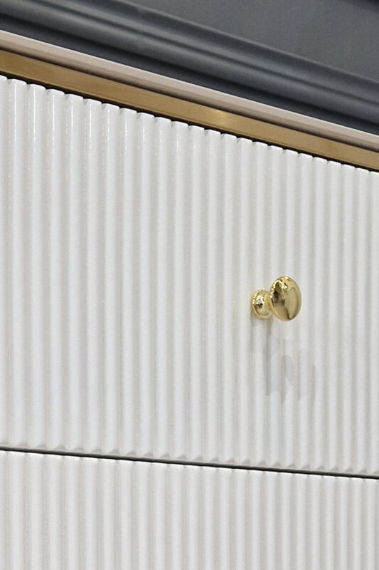 SZAFKA NOCNA ryflowana, biało-złota, blat z syntetycznego marmuru, styl glamour, ekskluzywna SZAFKA NOCNA ryflowana, biało-złota, blat z syntetycznego marmuru, styl glamour, ekskluzywna