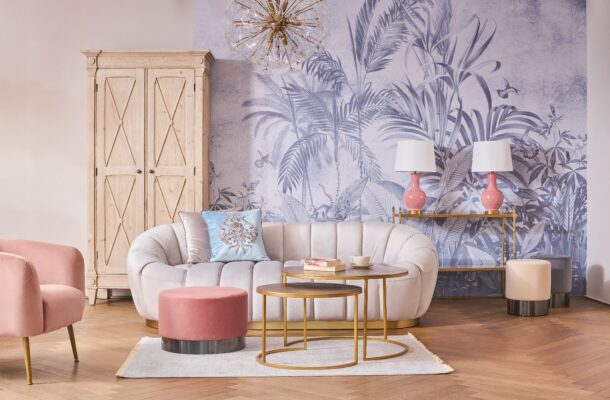 FOTEL o zaokrąglonym, miękkim oparciu z podłokietnikami, złote nóżki, różowy welur, styl pastel cocktail, najwyższa jakość FOTEL o zaokrąglonym, miękkim oparciu z podłokietnikami, złote nóżki, różowy welur, styl pastel cocktail, najwyższa jakość