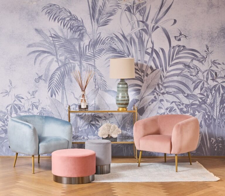 FOTEL o zaokrąglonym, miękkim oparciu z podłokietnikami, złote nóżki, różowy welur, styl pastel cocktail, piekny FOTEL o zaokrąglonym, miękkim oparciu z podłokietnikami, złote nóżki, różowy welur, styl pastel cocktail, piekny