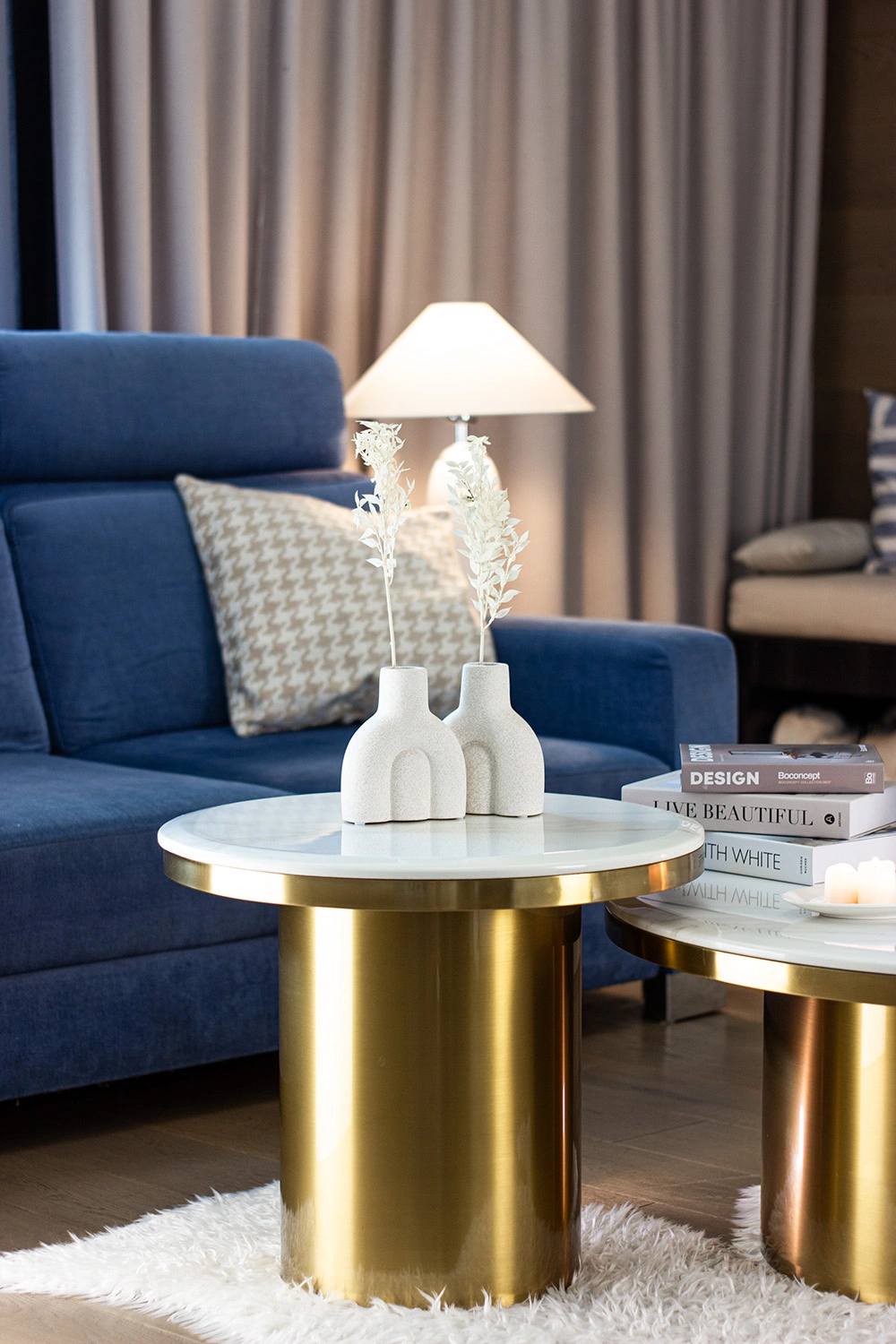 ŁAWA KAWOWA podwójna LUMIERE, spiek kamienny, złota podstawa, okrągła, szczotkowane wykończenie, piękna ŁAWA KAWOWA podwójna LUMIERE, spiek kamienny, złota podstawa, okrągła, szczotkowane wykończenie, piękna