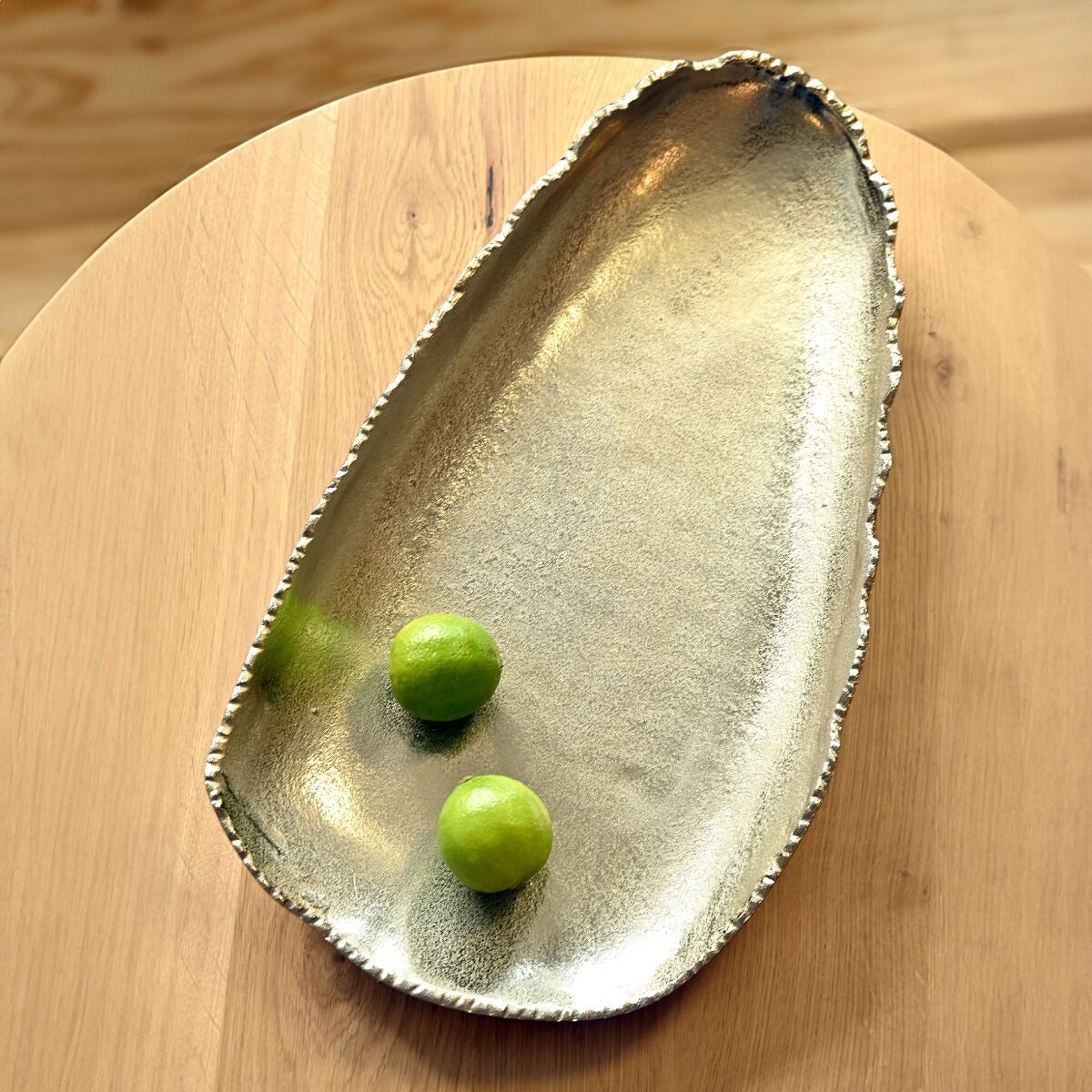 PATERA o nieregularnym kształcie z postrzępionymi brzegami, zloty kolor, nowoczesny styl PATERA o nieregularnym kształcie z postrzępionymi brzegami, zloty kolor, nowoczesny styl