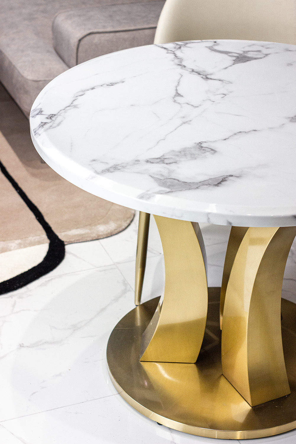 STÓŁ JADALNIANY okrągły biały blat ze spieku, złota designerska podstawa, nowoczesny, ekskluzywny STÓŁ JADALNIANY okrągły biały blat ze spieku, złota designerska podstawa, nowoczesny, ekskluzywny