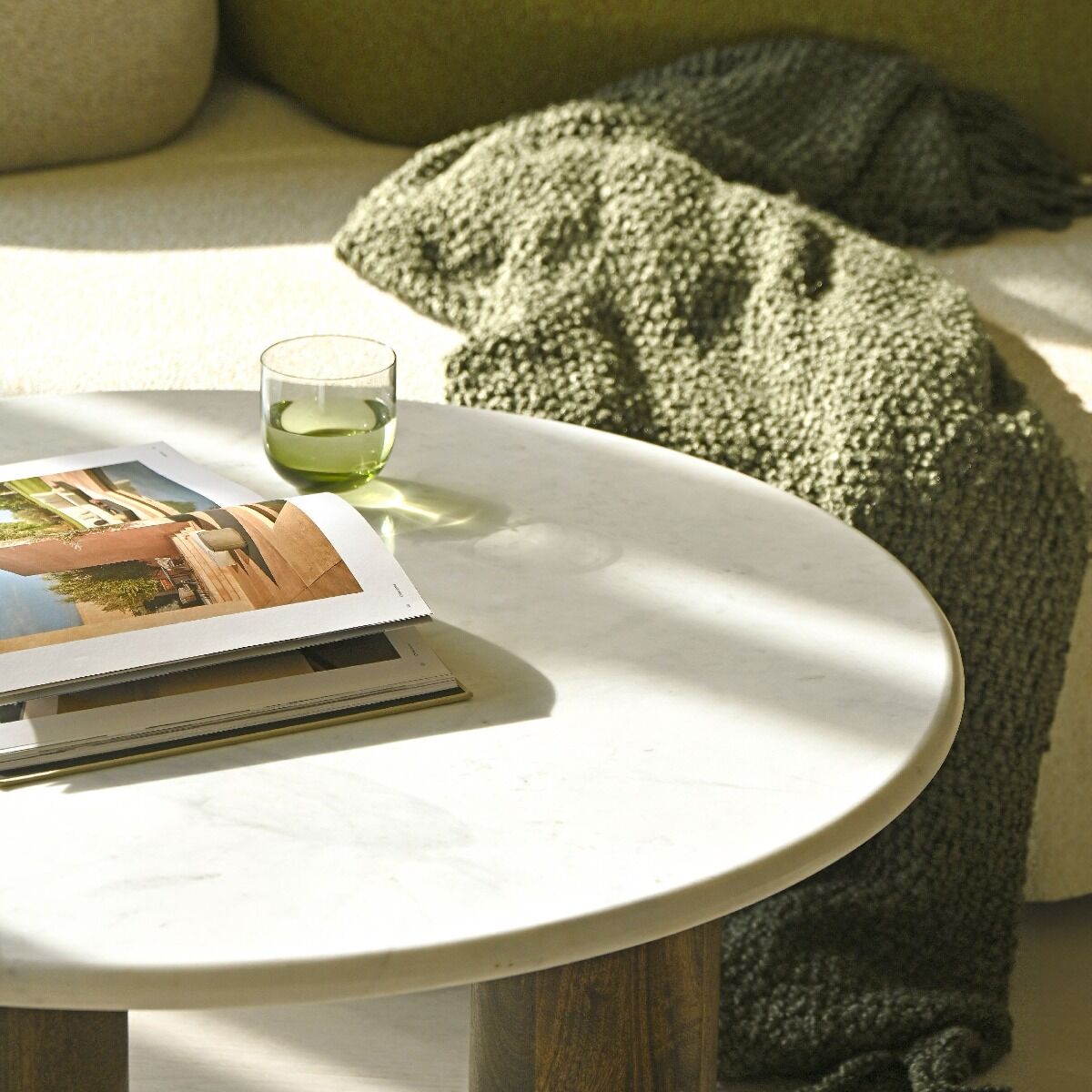 STOLIK KAWOWY okrągły, biały blat z naturalnego marmuru, podstawa z drewna mango, designerski-1 STOLIK KAWOWY okrągły, biały blat z naturalnego marmuru, podstawa z drewna mango, designerski-1