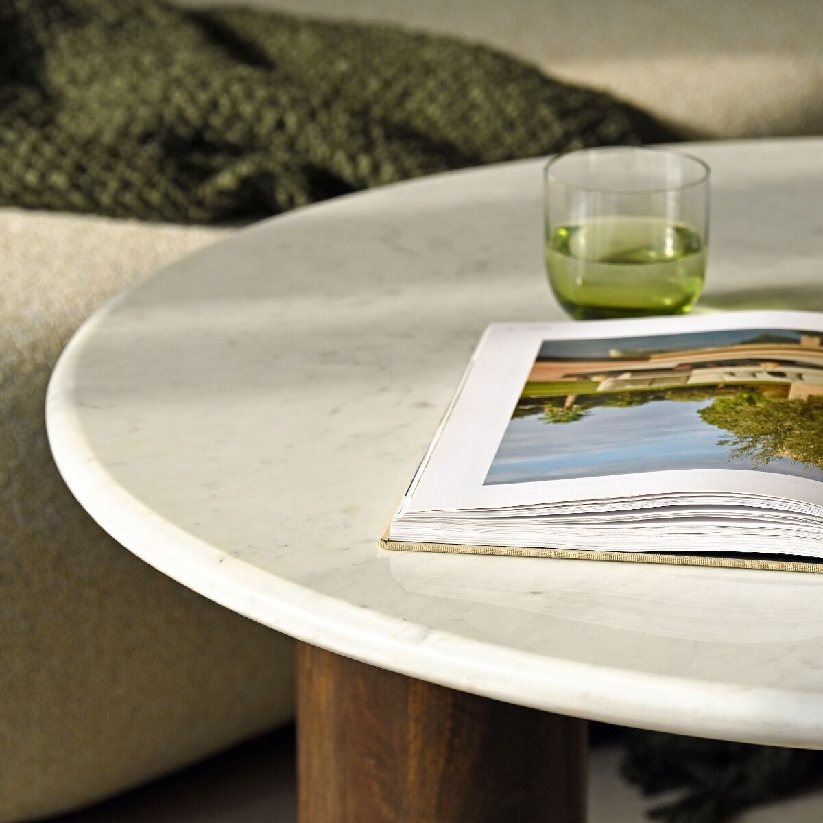 STOLIK KAWOWY okrągły, biały blat z naturalnego marmuru, podstawa z drewna mango, designerski-2 STOLIK KAWOWY okrągły, biały blat z naturalnego marmuru, podstawa z drewna mango, designerski-2