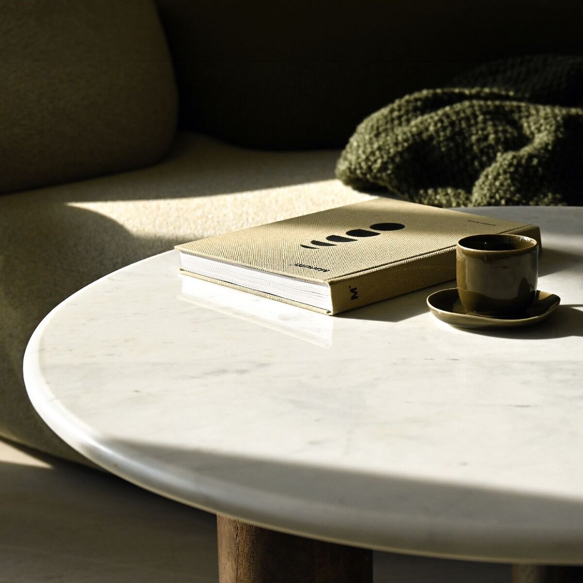 STOLIK KAWOWY okrągły, biały blat z naturalnego marmuru, podstawa z drewna mango, designerski-4 STOLIK KAWOWY okrągły, biały blat z naturalnego marmuru, podstawa z drewna mango, designerski-4