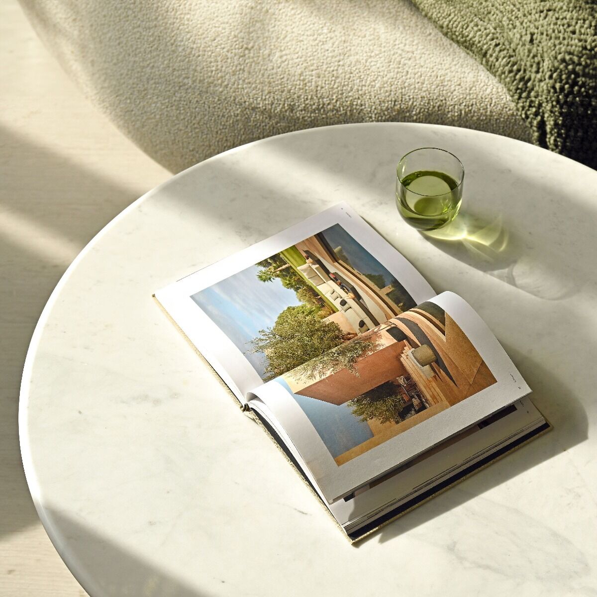 STOLIK KAWOWY okrągły, biały blat z naturalnego marmuru, podstawa z drewna mango, designerski, premium STOLIK KAWOWY okrągły, biały blat z naturalnego marmuru, podstawa z drewna mango, designerski, premium