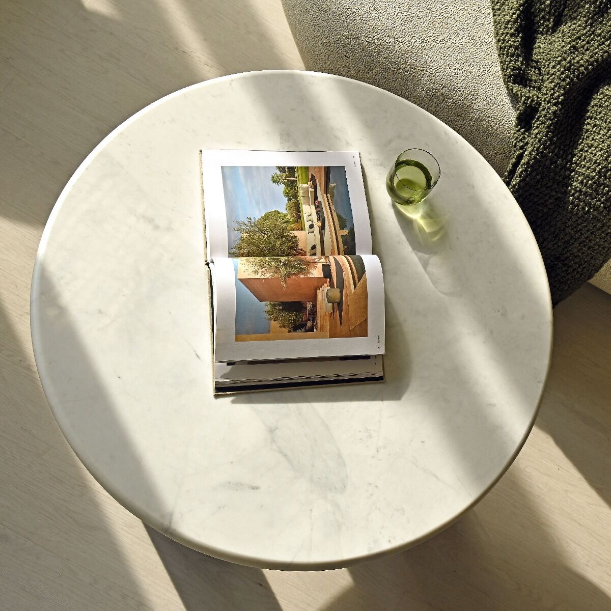 STOLIK KAWOWY okrągły, biały blat z naturalnego marmuru, podstawa z drewna mango, designerski, wyrafinowany STOLIK KAWOWY okrągły, biały blat z naturalnego marmuru, podstawa z drewna mango, designerski, wyrafinowany