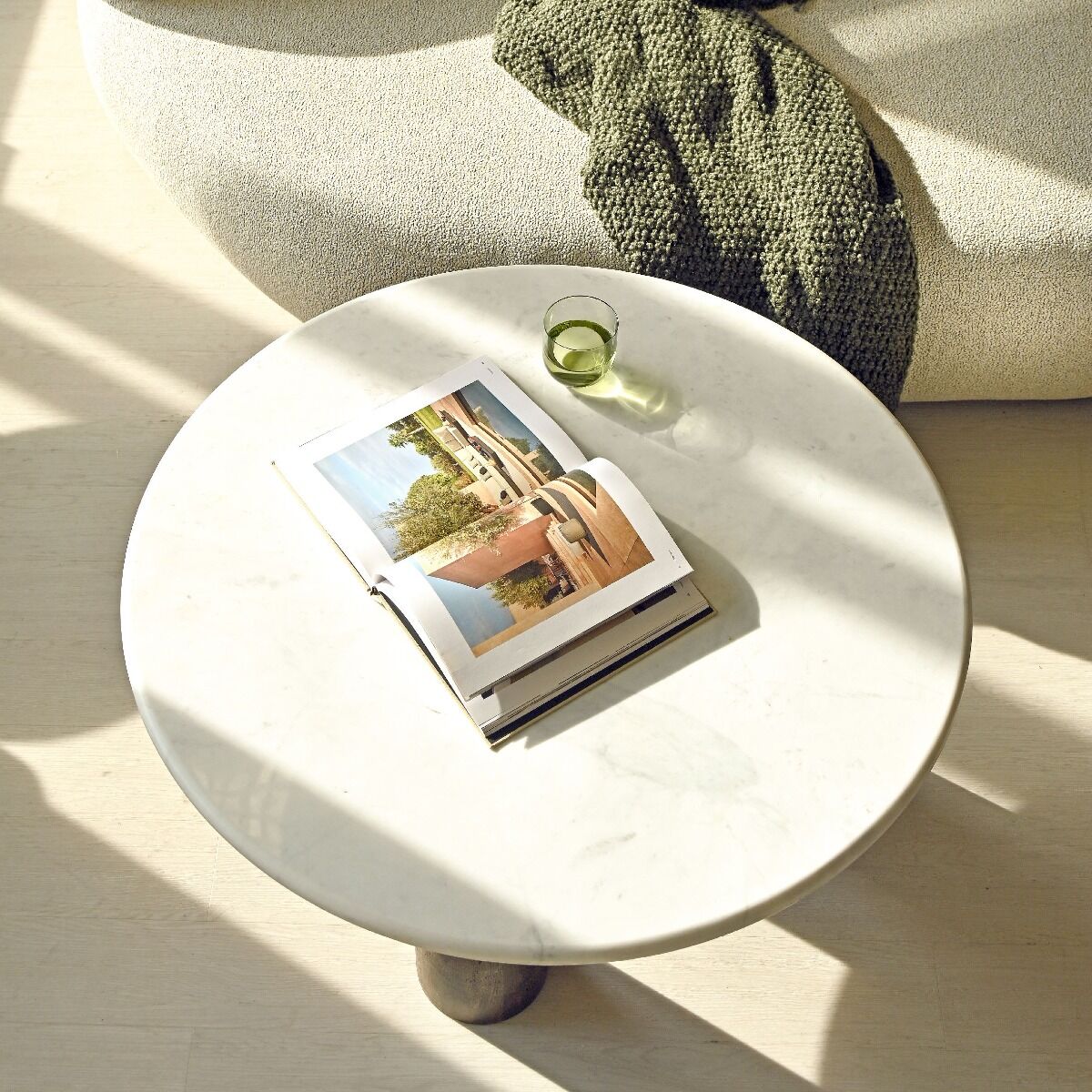 STOLIK KAWOWY okrągły, biały blat z naturalnego marmuru, podstawa z drewna mango, designerski, wytrzymały STOLIK KAWOWY okrągły, biały blat z naturalnego marmuru, podstawa z drewna mango, designerski, wytrzymały